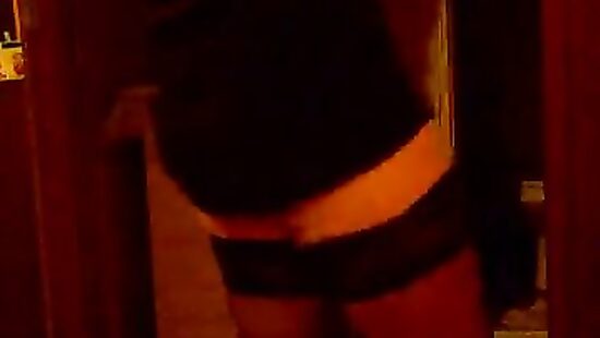 Танцует стриптиз