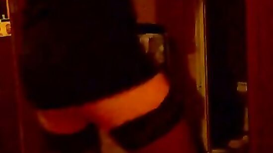 Танцует стриптиз