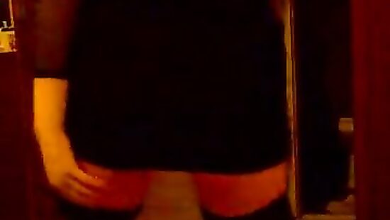 Танцует стриптиз