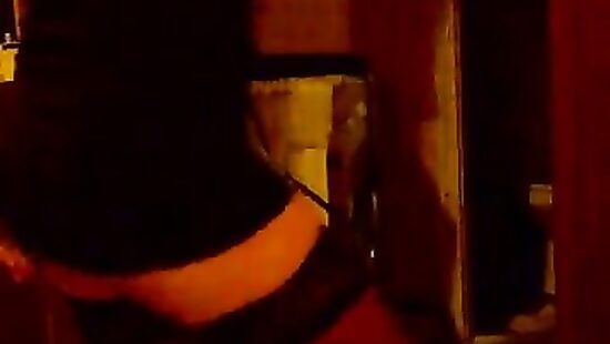 Танцует стриптиз