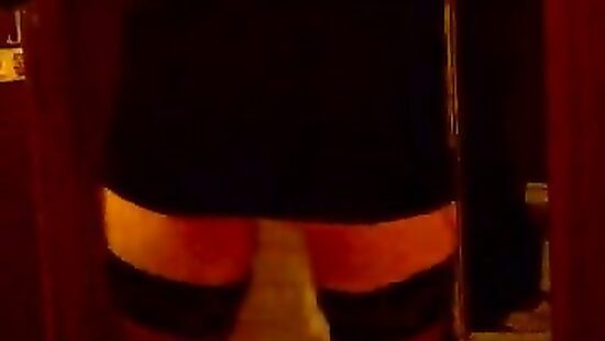 Танцует стриптиз