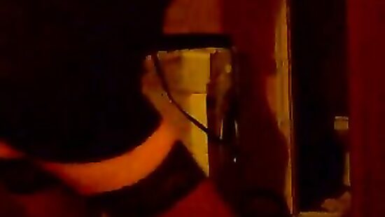 Танцует стриптиз