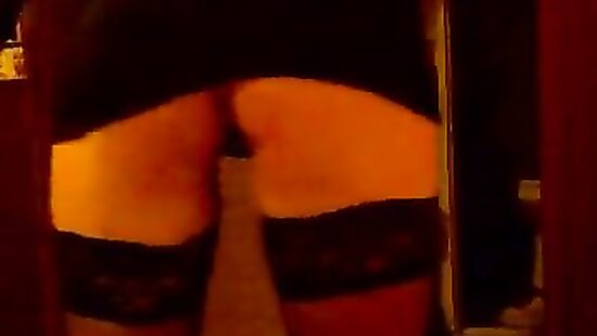 Танцует стриптиз