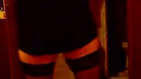 Танцует стриптиз