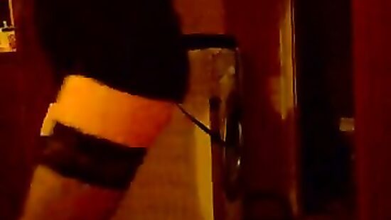 Танцует стриптиз