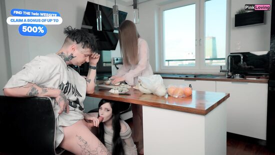 Трахни подругу, пока она не видит