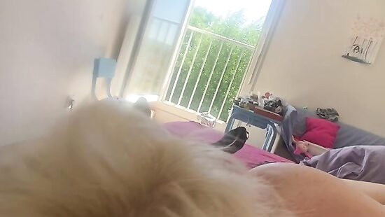 Пока дети в школе , мать детей сосет хуй