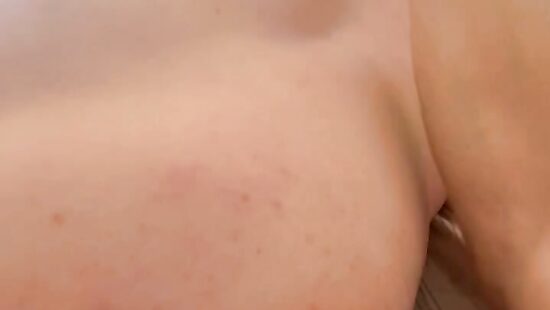 Пока дети в школе , мать детей сосет хуй