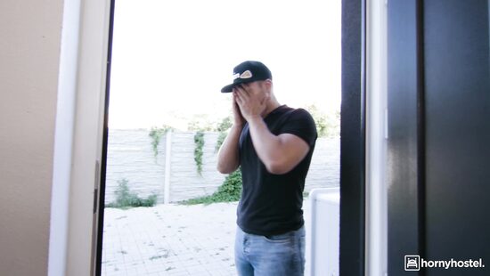 Пицца горячая, но чужая жена ещё горячее