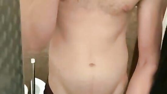 Дрочу напротив себя