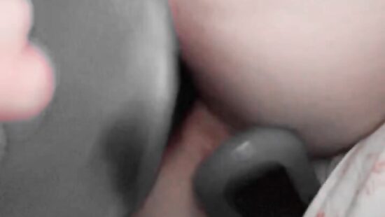 Мастурбация киски дилдо крупным планом с анальной пробкой