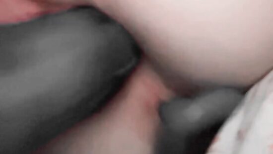 Мастурбация киски дилдо крупным планом с анальной пробкой