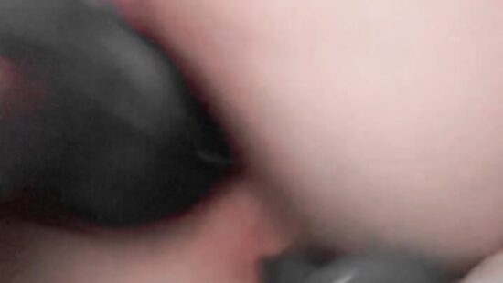 Мастурбация киски дилдо крупным планом с анальной пробкой