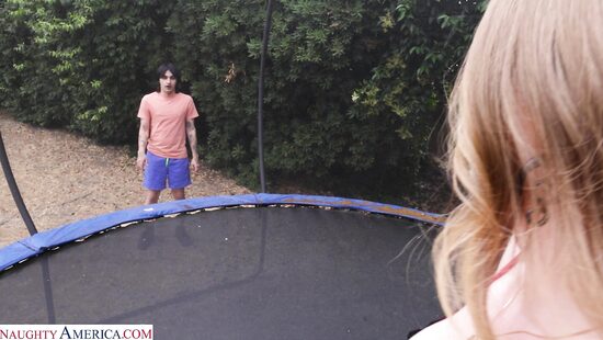 В прыжке с батута на член