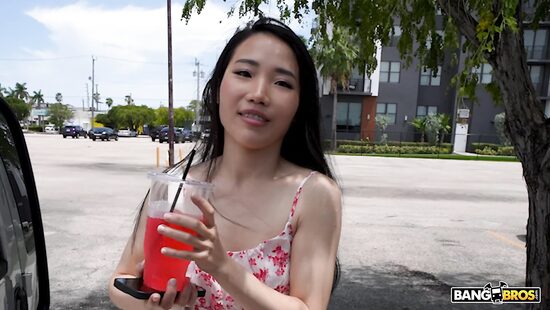 Азиатка на чёрных американских горках