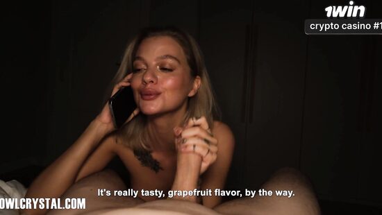 Вот так она смотрит аниме с подругой