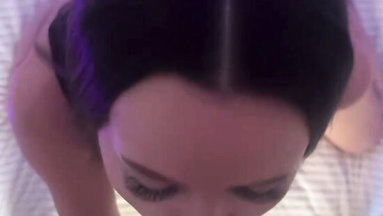 Сосет член с заглотом