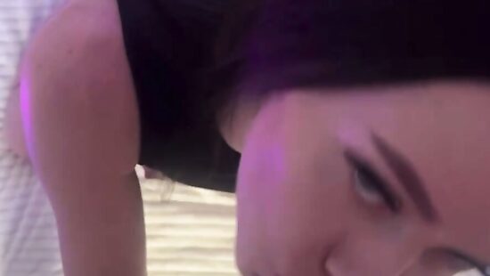 Сосет член с заглотом