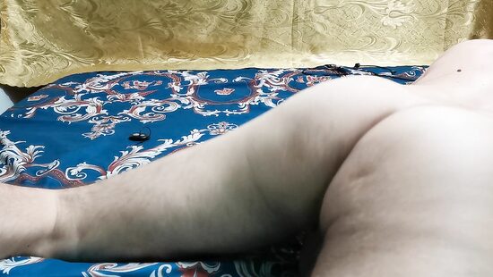 Горячим членом сексуально трахаю свою кроватку!