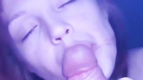 Альтушка отсасывает мясистый член