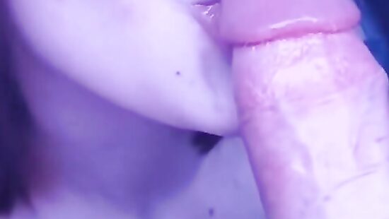 Альтушка отсасывает мясистый член