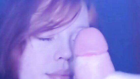 Альтушка отсасывает мясистый член