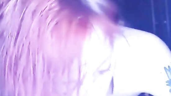 Альтушка отсасывает мясистый член