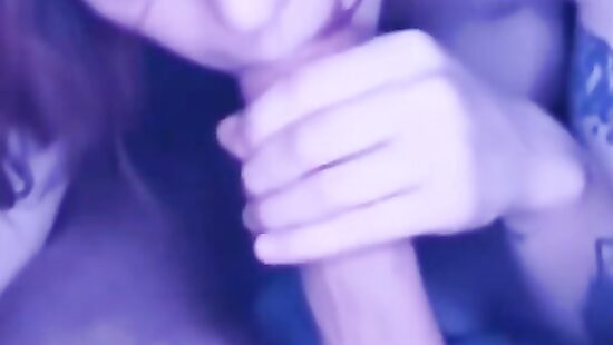 Альтушка отсасывает мясистый член