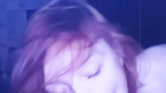 Альтушка отсасывает мясистый член