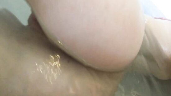 Дрочу себе в ванной и показываю огромные сиськи