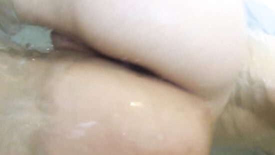 Дрочу себе в ванной и показываю огромные сиськи