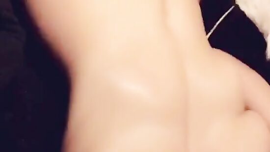 Смотрю порно и трогаю свои сиськи