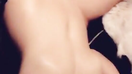 Смотрю порно и трогаю свои сиськи