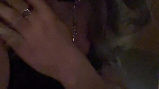 Отсос шлюшки на коленях ))