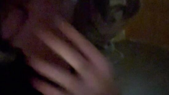 Отсос шлюшки на коленях ))