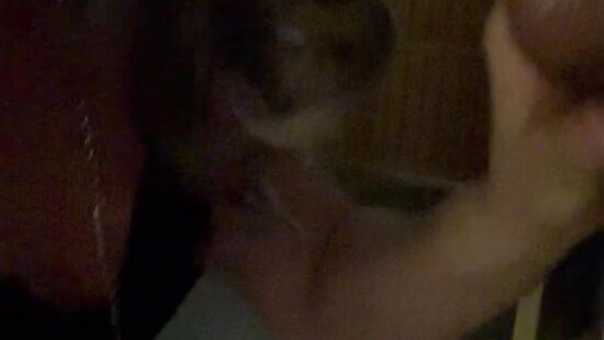 Отсос шлюшки на коленях ))