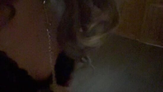 Отсос шлюшки на коленях ))