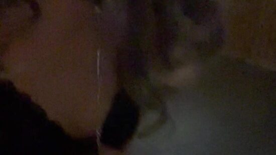 Отсос шлюшки на коленях ))