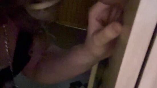 Отсос шлюшки на коленях ))