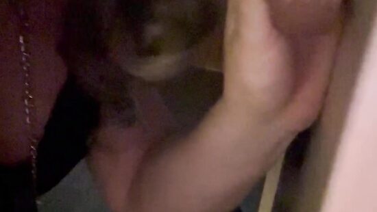 Отсос шлюшки на коленях ))