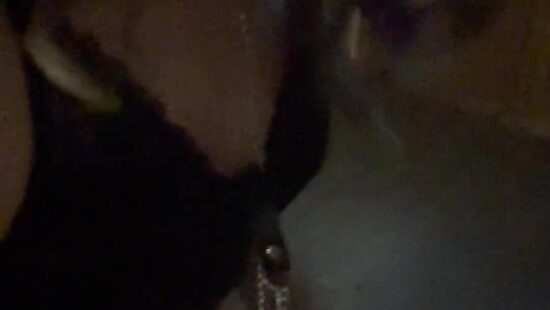 Отсос шлюшки на коленях ))