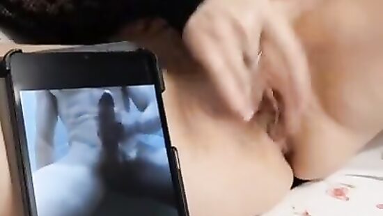 Ласкает киску