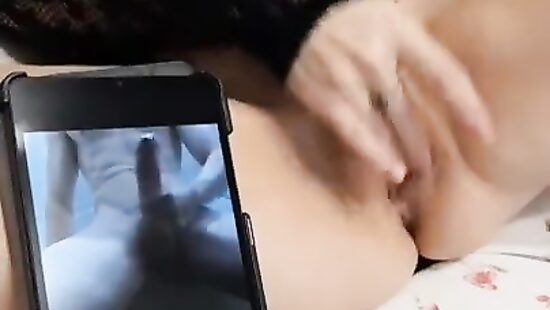 Ласкает киску