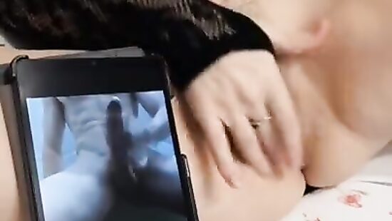 Ласкает киску