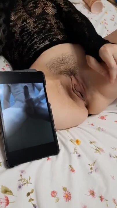 Ласкает киску