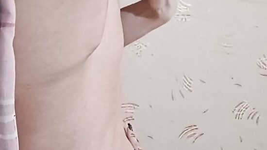 Дрочу у себя на кровати)