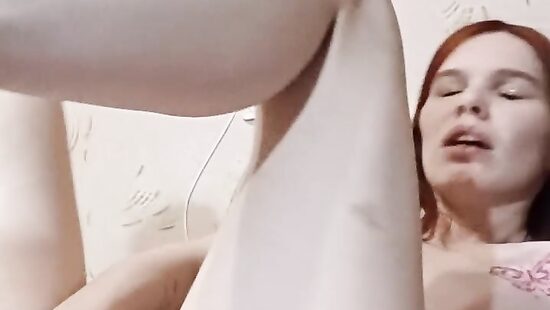 Дрочу у себя на кровати)