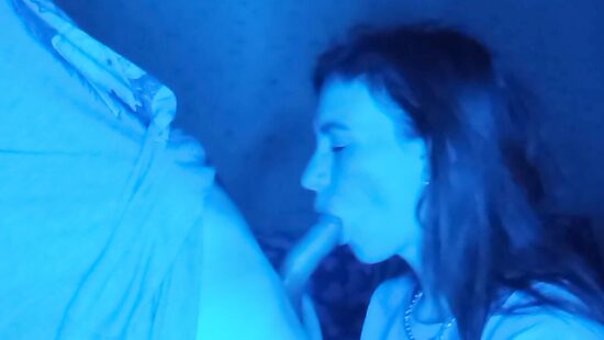 Рыжая сосет член