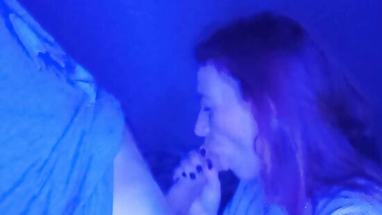 Рыжая сосет член