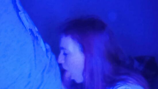 Рыжая сосет член